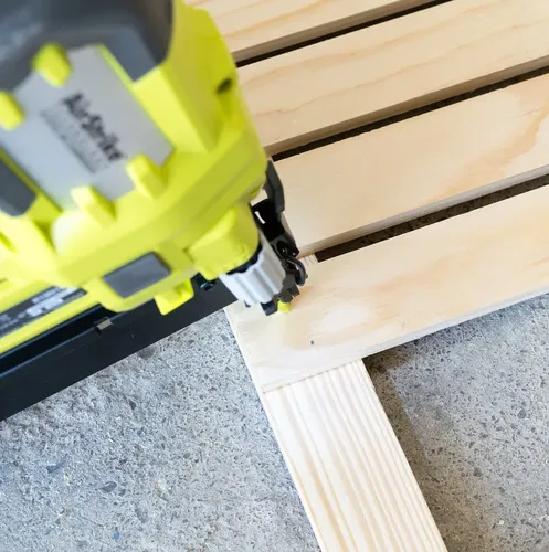 Senco FinishPro 25XP 58-Inch to 2-18-Inch 18 Gauge Brad Nailer with Case